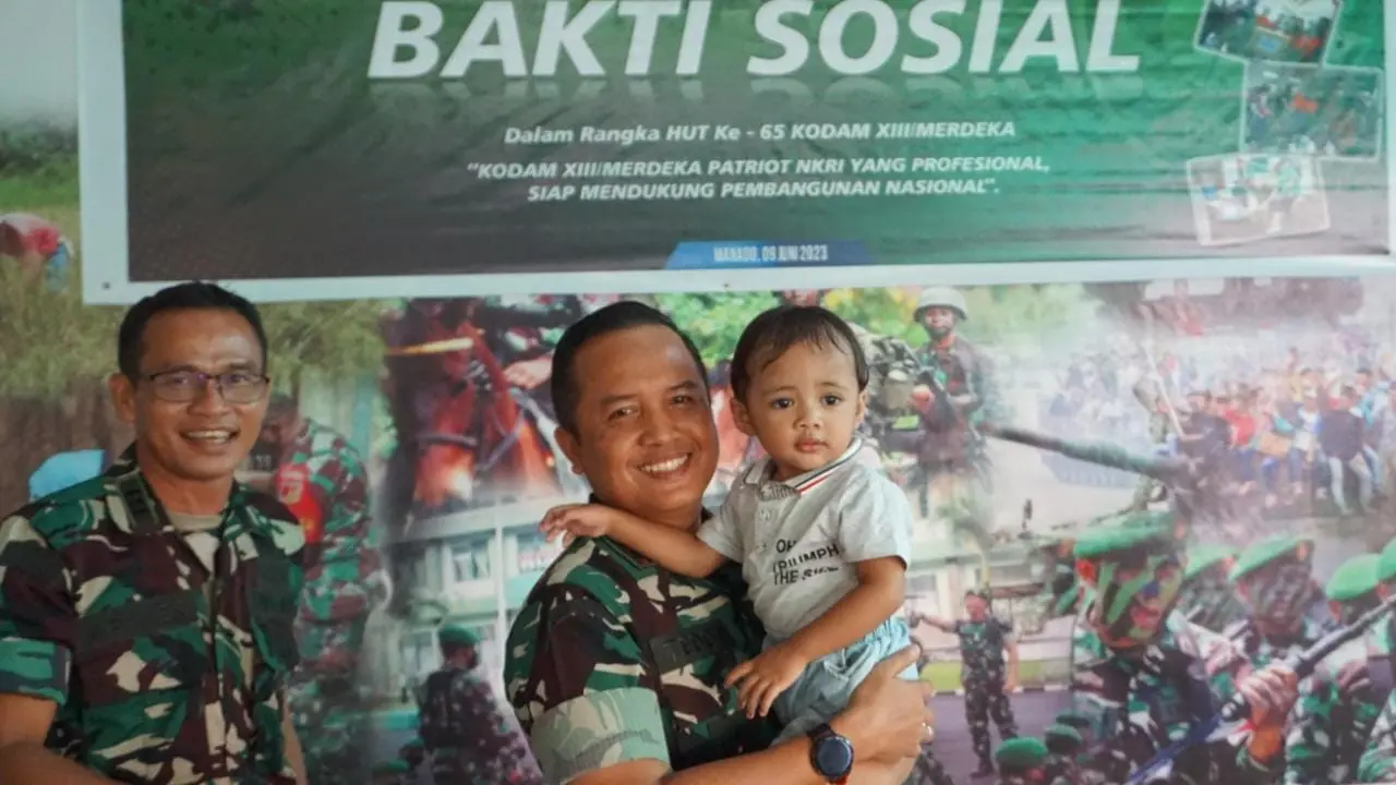 Dandim 1309/Manado Letkol Inf Himawan Teddy Laksono SIKom MTr (Han) yang akrab disapa Letkol HTL menyerahkan tali asih kepada warga, Jumat (9/6/2023), di aula serbaguna Makodim 1309 Manado.