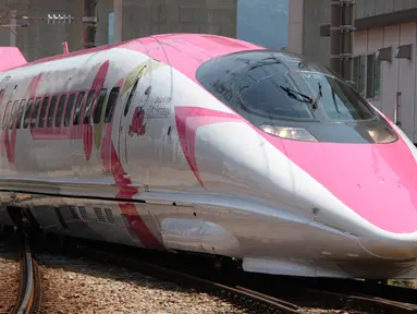 Perusahaan West Japan Railway memamerkan kereta cepat Shinkansen yang dihiasi dengan tokoh populer Hello Kitty di Prefektur Fukuoka, 25 Juni 2018. Warna merah muda terlihat mendominasi setiap sudut dan sisi kereta. (AFP/West Japan Railway/Handout)