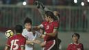 Kiper Timnas Indonesia, Awan Seto (kanan) menghalau bola dari kejaran pemain Korea Selatan U-23 pada laga uji coba di Stadion Pakansari, Bogor, (23/6/2018).  Indonesia U-23 kalah 1-2 dari Korea U-23. (Bola.com/Nick Hanoatubun)