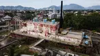 Foto udara menunjukkan PLTD Apung 1, kapal pembangkit listrik tenaga diesel seberat 2.600 ton yang terdampar di daerah pemukiman saat tsunami Samudra Hindia 2004, yang kini diubah menjadi taman museum bertema tsunami, di Banda Aceh, pada tanggal 25 Desember 2024. (Yasuyoshi CHIBA/AFP)