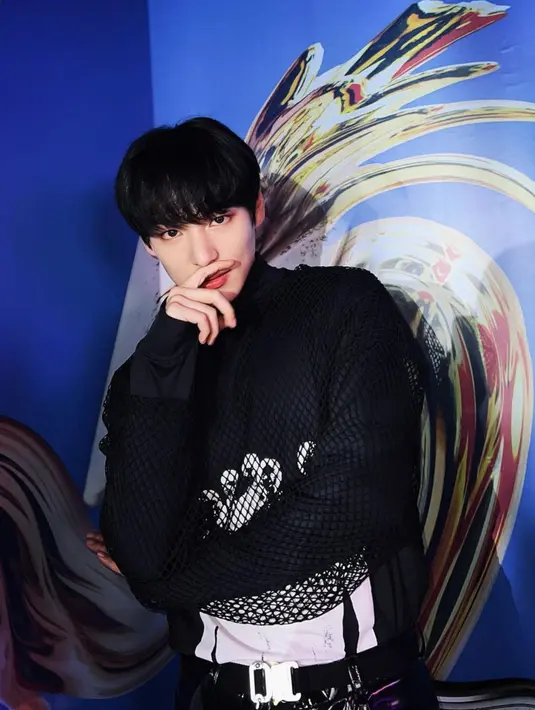 Heo Chan berpose menggunakan pakaian model jaring. Kabar hengkangnya telah dikonfirmasi agensi IST Entertainment. (Instagram/@nahc_xxh)