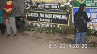 Karangan bunga duka cita datang dari rekan Serka Anumerta Imam. (Rahmat Hidayat/Liputan6.com)