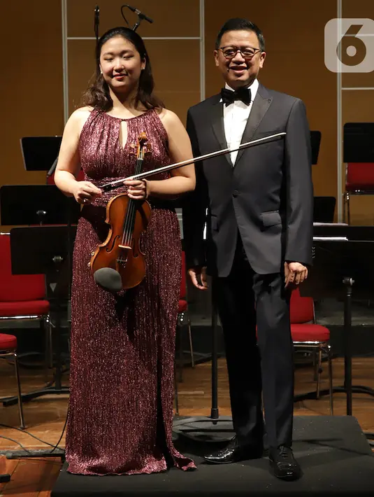 Violis asal Korea Selatan Sueye Park dan konduktor Avip Priatna Mag.Art foto bersama sebelum konser biola "Malam Tchaikovsky" di Usmar Ismail Hall, Jakarta, Jumat (21/02/2020). Konser untuk memperingati 180 tahun komponis dunia Pyotr Ilyich Tchaikovsky. (Liputan6.com/HO/ID)