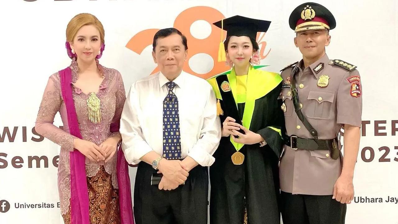 Momen Bahagia Wisuda sang Putri Lulus Cumlaude