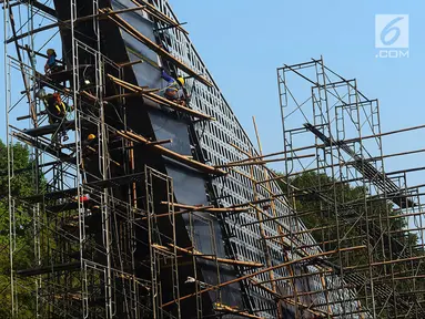 Pekerja menyelesaikan pembuatan kaldron utama di kawasan Gelora Bung Karno (GBK), Jakarta, Sabtu (21/7). Kaldron utama penyalaan api saat pembukaan Asian Games 2018 berada di luar  Stadion GBK. (Merdeka.com/Imam Buhori)