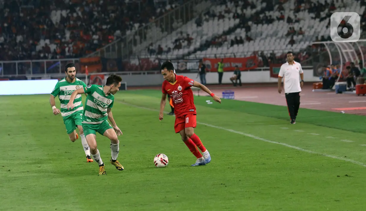 Pemain Persija Novri Setiawan (kanan) mencoba melewati pemain pemain Geylang International FC pada pertandingan persahabatan di SUGBK, Jakarta, Minggu (23/2/2020). Persija membungkam Geylang 3-1. (Liputan6.com/Angga Yuniar)