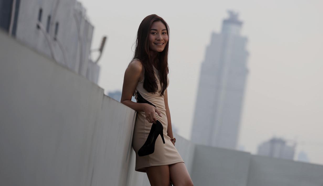 Fisioterapis PBR, Adinda Pricilla saat pemotretan di roof top  Bola.com (10/12/2015). (Bola.com/Nicklas Hanoatubun)