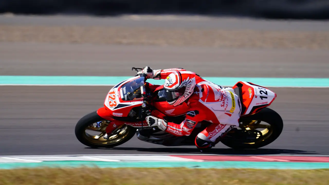 Foto: Aksi Local Pride Muda Bawa Honda dan Yamaha Kuasai Podium di Race 1 AP250 ARRC Mandalika 2023