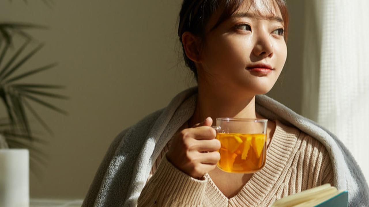 cantik santai minum teh kopi membaca buku