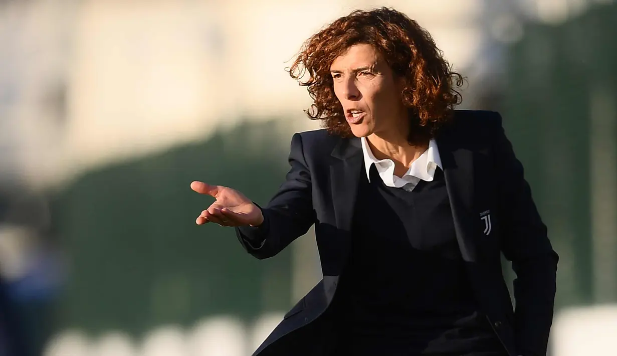 Pelatih tim wanita Juventus, Rita Guarino mengintruksikan pemainnya saat bertanding melawan Sassuolo di Liga wanita Italia di Juventus Center di Vinovo (18/11). Juventus menang 2-0. (AFP Photo/Marco Bertorello)