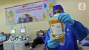 Petugas medis menunjukkan plasma konvalesen hasil donor dari penyintas COVID-19 di PMI DKI Jakarta, Selasa (19/1/2021). Sebanyak 307 penyintas COVID-19 per 1 hingga 15 Januari 2021 telah mendonorkan plasma konvalesen. (Liputan6.com/Herman Zakharia)
