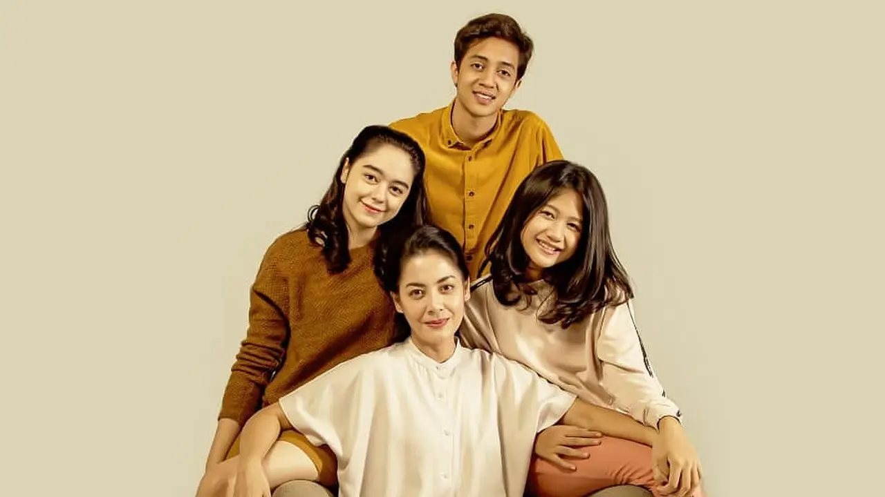Poster film Yang Tak Tergantikan. (Foto: Dok. Falcon Pictures)