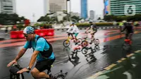 Warga bersepeda saat Car Free Day (CFD) di kawasan Bundaran HI, Jakarta, Minggu (2/10/2022). Meski diguyur hujan deras sejak pagi, warga tetap antusias untuk tetap berolahraga saat CFD. (Liputan6.com/Faizal Fanani)