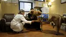 Handler Jorge Garcia - Bengochea memegang kuda poni di Rumah Sakit anak Kravis, New York City, (16/3). Kuda ini nantinya akan menghibur para pasien rumah sakit ini. (REUTERS / Mike Segar)