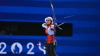 Atlet panahan putri Indonesia, Diananda Choirunisa melepaskan anak panah saat menghadapi wakil Belanda, Laura van der Winkel pada babak 64 besar nomor individual putri Olimpiade Paris 2024 di Les Invalides Arena, Paris, Selasa (30/7/2024). Diananda Choirunisa menang 7-1. (Dok. NOC Indonesia/Naif Muhammad Al'as)