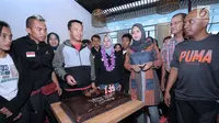 Menpora, Imam Nahrawi berbincang bersama tim panjat tebing Indonesia di Bandara Soetta, Tangerang, Rabu (16/5). Timnas sport climbing Indonesia sukses mempertahankan dominasi di kejuaraan panjat tebing dunia. (Liputan6.com/Helmi Fithriansyah)