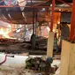 Kebakaran hebat malalap Pasar Ngawen, Kabupaten Blora, Jawa Tengah, pada Selasa (9/1/2023). (Liputan6.com/ Ahmad Adirin)