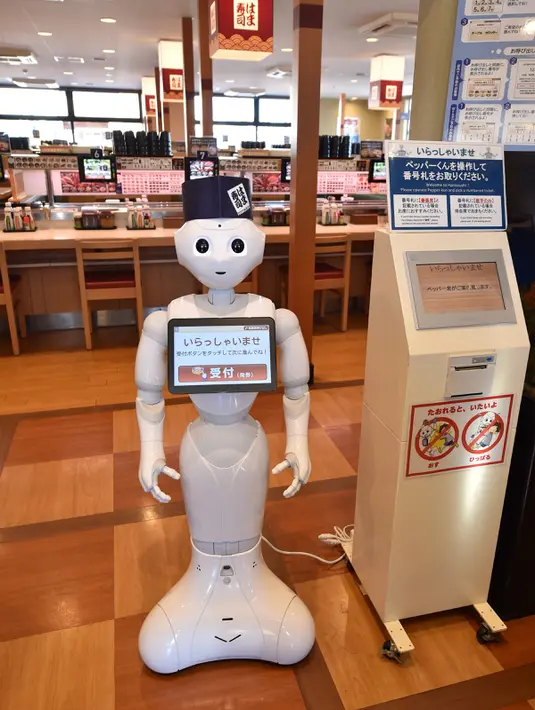 Penampilan robot humanoid Pepper saat press preview di Saitama, Jepang (2/2). Dengan tinggi 1,2 meter, Pepper dapat mengenali suara manusia dalam 20 bahasa dan dapat mendeteksi apakah dia berbicara dengan pria, wanita, atau anak-anak. (AFP/Kazuhiro Nogi)