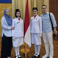 "Mommy dan Ayah sangat bangga sama kakak @sh4ista dan kakak @shanika.stokhorst atas semangat kalian mencintai negara kita ini dengan mengikuti kegiatan paskibra di sekolah," tulis Rionaldo Stokhorst di instagramnya. [Foto: Instagram/  @Putri Rionaldo Stokhorst]