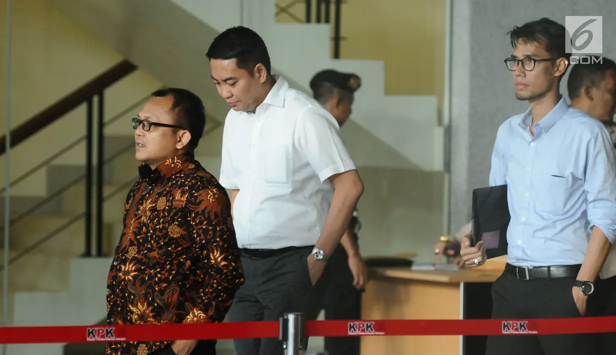Politisi Partai Golkar, Fayakhun Andriadi (kedua kiri) tertunduk saat meninggalkan Gedung KPK, Jakarta, Rabu (27/12). Fayakhun dimintai keterangan sebagai saksi dugaan suap pengadaan alat satelit monitoring di Bakamla-RI. (Liputan6.com/Helmi Fithriansyah)