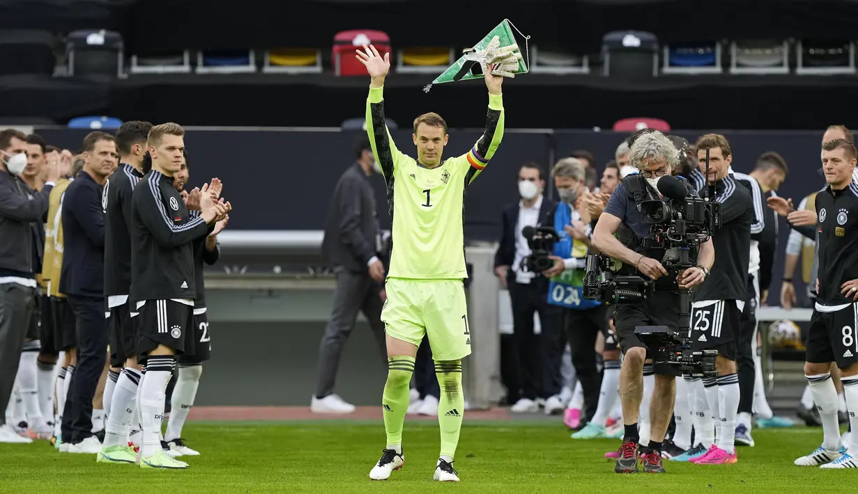 Kiper Jerman, Manuel Neuer melambaikan tangan kepada para fans sebelum memainkan laga ke-100 nya bersama Timnas Jerman melawan Latvia dalam laga uji coba menjelang Euro 2020 (Euro 2021) di Merkur Spiel Arena, Duesseldorf, Senin (7/6/2021). Jerman menang 7-1 atas Latvia. (AP/Martin Meissner)