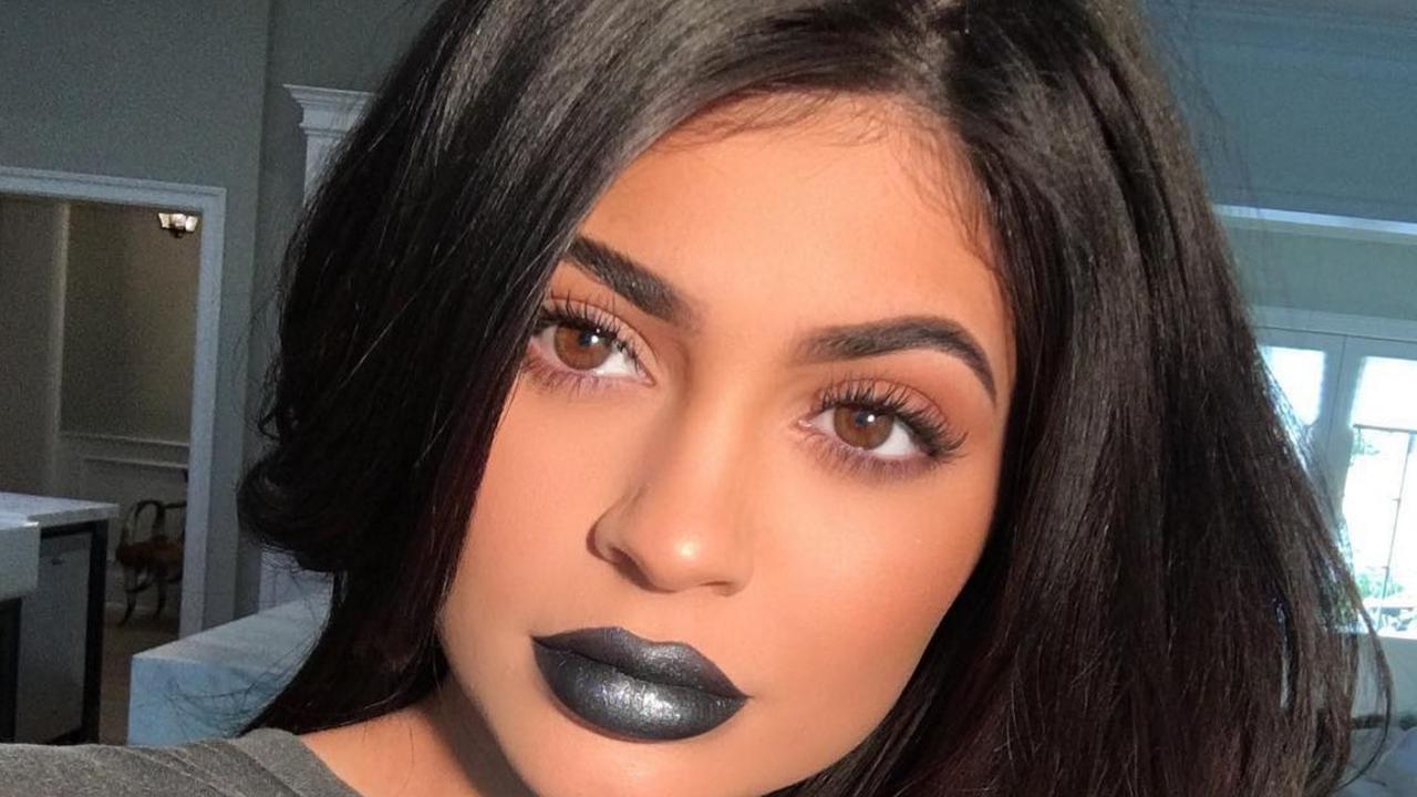 Makeup Bibir Misterius untuk Anda yang Dramatis