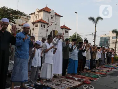 Ribuan warga memadati jalan Matraman Jatinegara Barat, Jakarta Timur, untuk melaksanakan Shalat Idul Adha 1444 H, pada Kamis (26/6/2023) pagi. (merdeka.com/Imam Buhori)