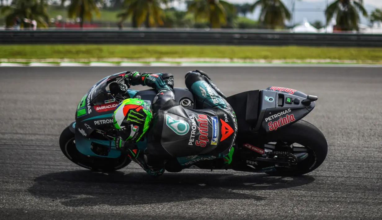 Pembalap Yamaha Petronas Sepang Racing Team, Franco Morbidelli saat latihan bebas pertama (FP1) MotoGP Malaysia di Sirkuit Sepang, Jumat (1/11/2019). Franco Morbidelli menempati posisi kedua pada FP1 MotoGP Malaysia. (Mohd RASFAN/AFP)