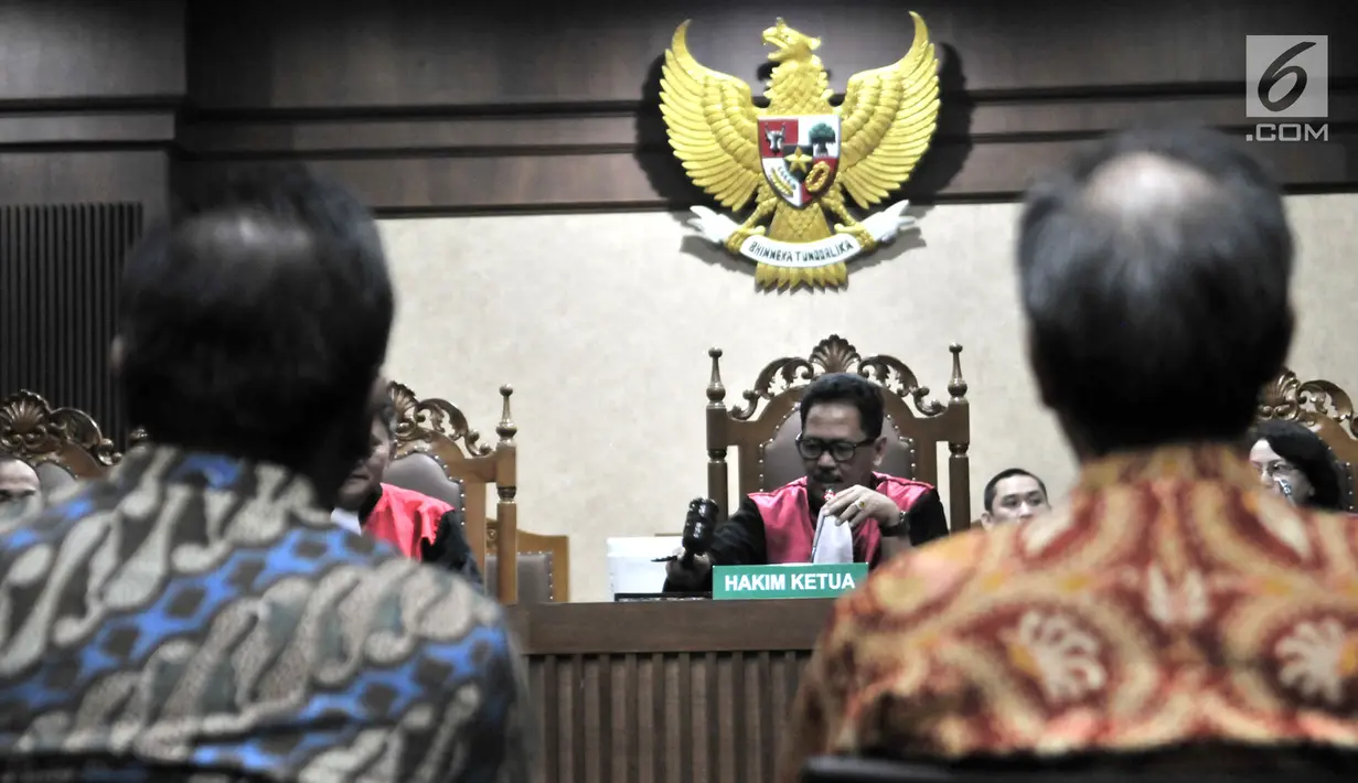 Hakim Ketua saat memimpin sidang perdana kasus fee korupsi e-KTP di Pengadilan Tipikor, Jakarta, Senin (30/7). Terdakwa Irvanto dan Made Oka Masagung diduga terlibat dalam korupsi e - KTP. (Merdeka.com/Iqbal S Nugroho)