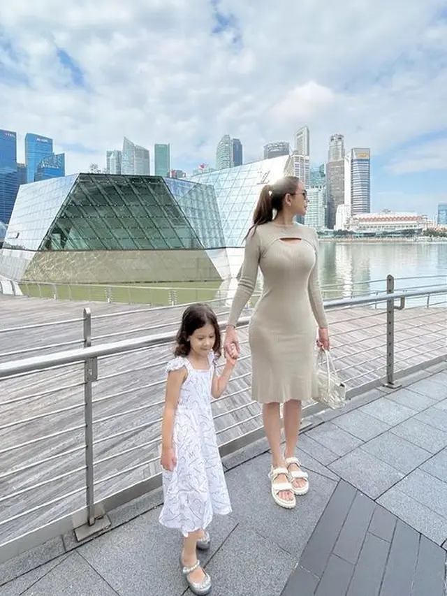 Aura Kasih dan anaknya (Instagram/aurakasih)