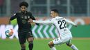 Augsburg. Bayern Munchen menyerah 1-2 saat bertandang ke markas Augsburg di pekan ke-12 Bundesliga 2021/2022, 19 November 2021. Tuan rumah unggul dua gol terlebih dahulu melalui Mads Pedersen dan Andre Hahn yang hanya mampu dibalas satu kali oleh Robert Lewandowski. (AFP/Christof Stache)
