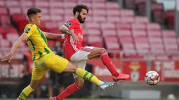 Gelandang Benfica, Rafa Silva, berebut bola dengan gelandang Tondela, Richard Rodrigues, pada laga Liga Portugal di Stadion The Luz, Lisbon, Kamis (4/6/2020) waktu setempat. Kompetisi Liga Portugal resmi dilanjutkan dengan aturan tanpa penonton di setiap pertandingan. (AFP/Tiago Petinga/pool)