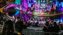 Warga menonton band Mariachi selama parade Hari Sungai Mati di San Antonio, Texas, Amerika Serikat, 29 Oktober 2021. Warga berkumpul untuk merayakan, memperingati, dan mengenang orang-orang terkasih yang telah meninggal untuk Día de los Muertos tahun ini. (Brandon Bell/Getty Images/AFP)