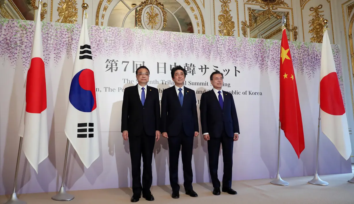 PM China Li Keqiang, PM Jepang Shinzo Abe dan Presiden Korsel Moon Jae-in berfoto bersama usai melakukan pertemuan di Tokyo, Jepang (9/5). Pertemuan ini untuk mempererat hubungan diplomatik di tengah upaya denuklirisasi Korut. (AP/Eugene Hoshiko, Pool)