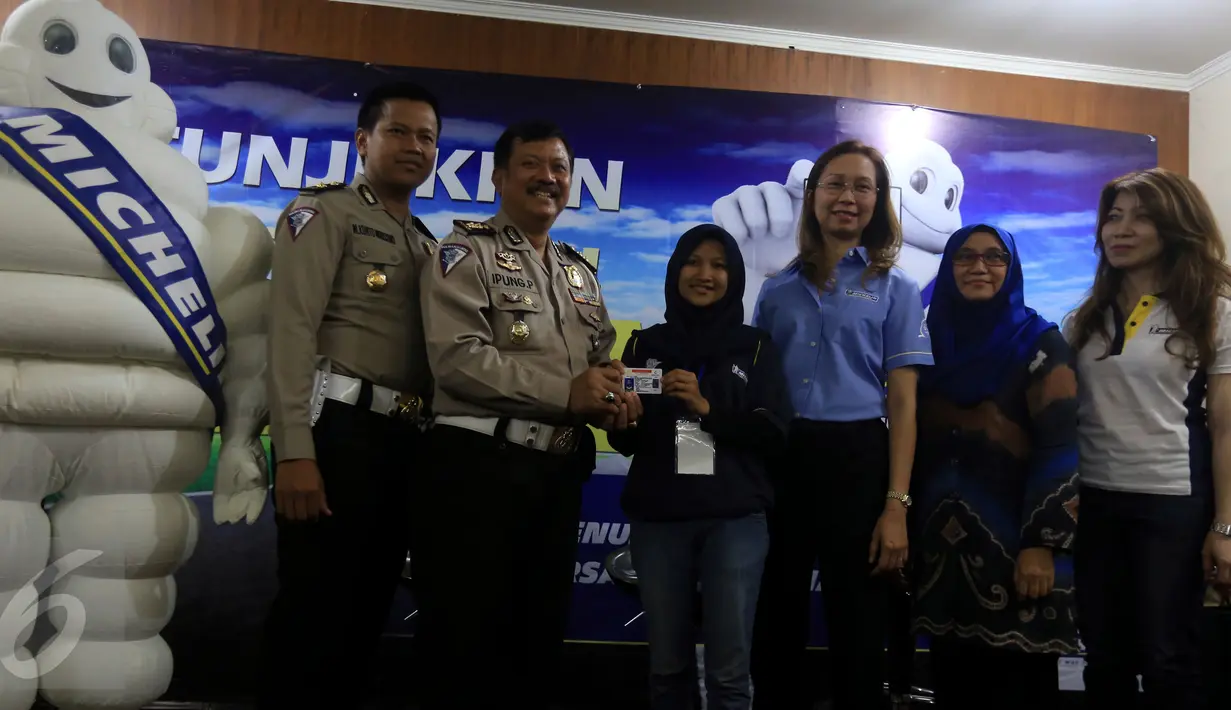 Pihak Kepolisian Lalu lintas dan Michelin saat saat foto bersama di acara  program edukasi road safety, Jakarta, Minggu (1/11/2015). Sebanyak 250 peserta mengikuti kegiatan ini. (Liputan6.com/Johan Tallo)