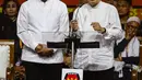 Pasangan calon gubernur-wakil gubernur DKI Jakarta nomor urut dua Dharma Pongrekun (kiri) dan Kun Wardana saat debat kedua Pemilihan Gubernur DKI Jakarta pada Pemilihan Kepala Daerah (Pilkada) Serentak 2024 di Beach City International Stadium, kawasan wisata Ancol, Jakarta Utara, Minggu (27/10/2024). (Liputan6.com/Angga Yuniar)