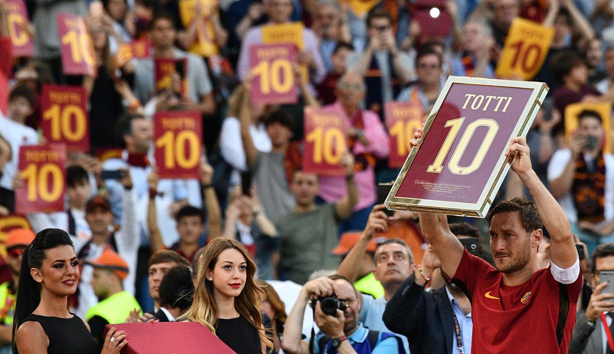 Francesco Totti yang sering di juluki Pangeran Roma memutuskan gantung sepatu pada 28 Mei 2017 saat berusia 40 tahun. AS Roma merupakan satu-satunya klub tempat Totti bermain sejak 1992. (AFP/Vincenzo Pinto)