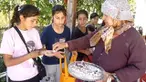 Anak-anak Turki antri untuk mendapatkan permen, manisan dan makanan manis saat momen Idul Fitri.