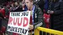 Seorang suporter membawa poster bertuliskan "terima kasih Ruud, tolong tetap tinggal" dalam laga lanjutan Liga Inggris 2024/2025 melawan Leicester City di Old Trafford, Manchester, Inggris, Minggu (10/11/2024). (AP Photo/Jon Super)