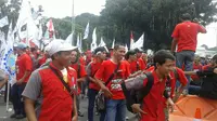 "Ayo semuanya goyang! Jangan malu-malu! Ini hari kita, Hari Buruh!" seru Misnan melalui pengeras suara.