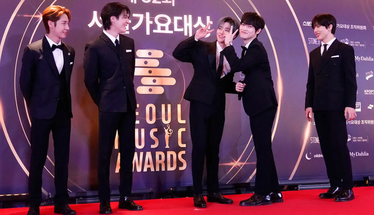 NCT Dream berpose sebelum acara Seoul Music Awards di Seoul, Korea Selatan, 19 Januari 2023. Visual Renjun, Jeno, Jaemin, Jisung, dan Chenle sukses bikin heboh venue sejak kedatangan mereka. (AP Photo/Ahn Young-joon)