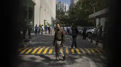 Seorang petugas polisi terlihat di gerbang sebuah gedung yang menampung kantor BBC di New Delhi, India, Selasa (14/2/2023). Otoritas pajak India melakukan penggeledahan kantor BBC di New Delhi, kata seorang jurnalis di lembaga penyiaran itu kepada AFP, beberapa minggu setelah menayangkan film dokumenter yang mengkritik Perdana Menteri Narendra Modi. (AP Photo/Altaf Qadri)