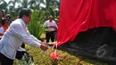 Perwakilan Gubernur DKI Jakarta meresmikan Prasasti Tragedi Mei 98 di TPU Pondok Ranggon, Jakarta Timur, Rabu (13/5/2015). Prasasti tersebut menjadi gambaran kelam dan menjadi tanggung jawab negara agar tak terulang lagi. (Liputan6.com/Yoppy Renato)