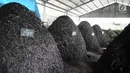 T umpukan sampah organik  di Unit Pengolahan Sampah (UPS) 2 Sukmajaya Depok, Jawa Barat, Selasa (5/3/2019). Sampah organik yang diolah menjadi pupuk kompos untuk tanaman tersebut merupakan alternatif permasalahan sampah. (Liputan6.com/Herman Zakharia)