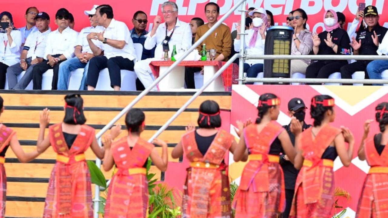 Presiden Jokowi Saksikan Seri Perdana F1H2O di Danau Toba
