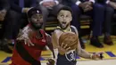 Aksi Stephen Curry saat Warrios lawan Blazers di lanjutan final wilayah NBA (AP)