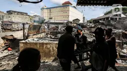Warga memilah barang pasca terjadi kebakaran di Pasar Ciputat, Tangerang Selatan, Kamis (12/5/2022). Puluhan lapak pedagang di Pasar Ciputat, Kota Tangerang Selatan (Tangsel), Banten terbakar pada Rabu (11/5/2022) sore. Kebakaran diduga terjadi akibat adanya arus pendek atau korsleting listrik. (Liputan6.com/Johan Tallo)