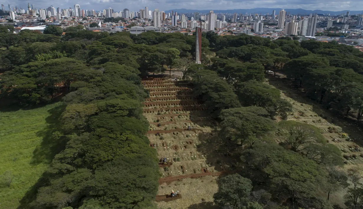 Pekerja menggunakan buldoser kecil untuk menggali lebih banyak kuburan di tengah pandemi COVID-19 di pemakaman Vila Formosa di Sao Paulo, Brasil, Rabu (7/4/2021). Kota Sao Paulo pada Rabu mulai menggali 600 kuburan tambahan setiap hari di pemakaman kotanya. (AP Photo/Andre Penner)