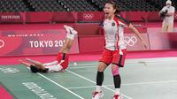 Ganda putri Indonesia Greysia Polii (kanan) dan Apriyani Rahayu berselebrasi setelah menang atas pasangan China pada final badminton ganda putri Olimpiade Tokyo 2020 di Musashino Forest Sport, Senin (2/8/2021). Indonesia mendapatkan medali emas pertama di Olimpiade Tokyo 2020 (AP/Dita Alangkara)