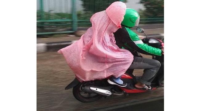 10 Momen Pengendara Pakai Jas Hujan Plastik saat Hujan Ini Kocak